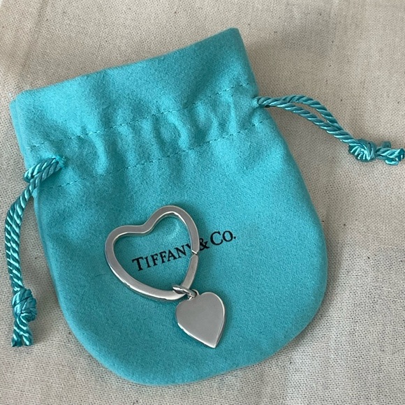 TIFFANY & CO 925 Sterling Silver Small Heart Keychain♡︎Key Ring🎬POUCH🎬💯Authentic - Picture 2 of 3